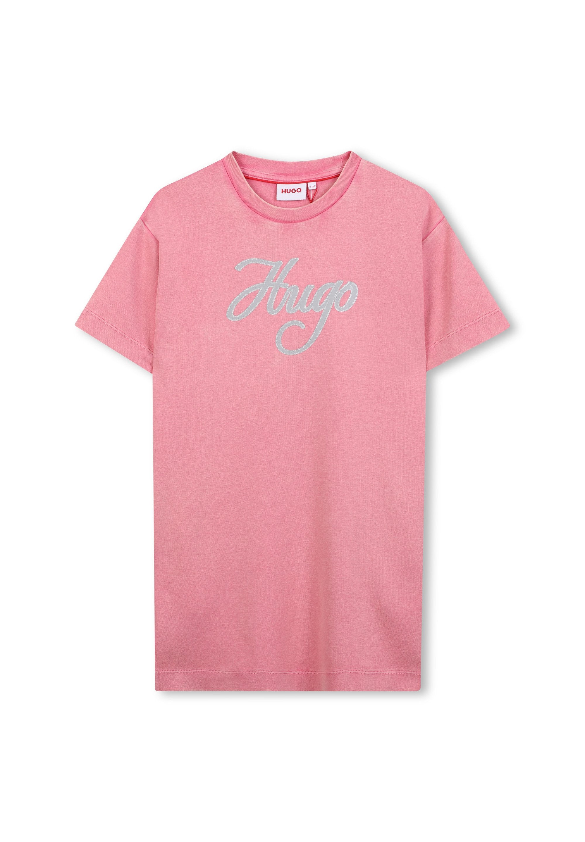 Rosa Baumwoll-T-Shirt mit kurzen Ärmeln, das auf der Vorderseite ein hellblaues, geschwungenes "Hugo"-Logo trägt. Klassischer Rundhalsausschnitt.