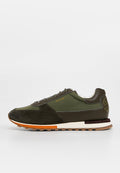 Dunkelgrüne Sneakers aus einer Mischung aus Wildleder und Textil, mit weißer Zwischensohle, orangefarbenen Akzenten und dekorativen Nähten.