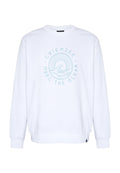 Weißes Sweatshirt mit langen Ärmeln, hellblauer kreisförmiger Wellen-Grafik und den Schriftzügen „Chiemsee“ und „MBRC The Ocean“ auf der Vorderseite.