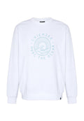 Weißes Sweatshirt mit langen Ärmeln, hellblauer kreisförmiger Wellen-Grafik und den Schriftzügen „Chiemsee“ und „MBRC The Ocean“ auf der Vorderseite.
