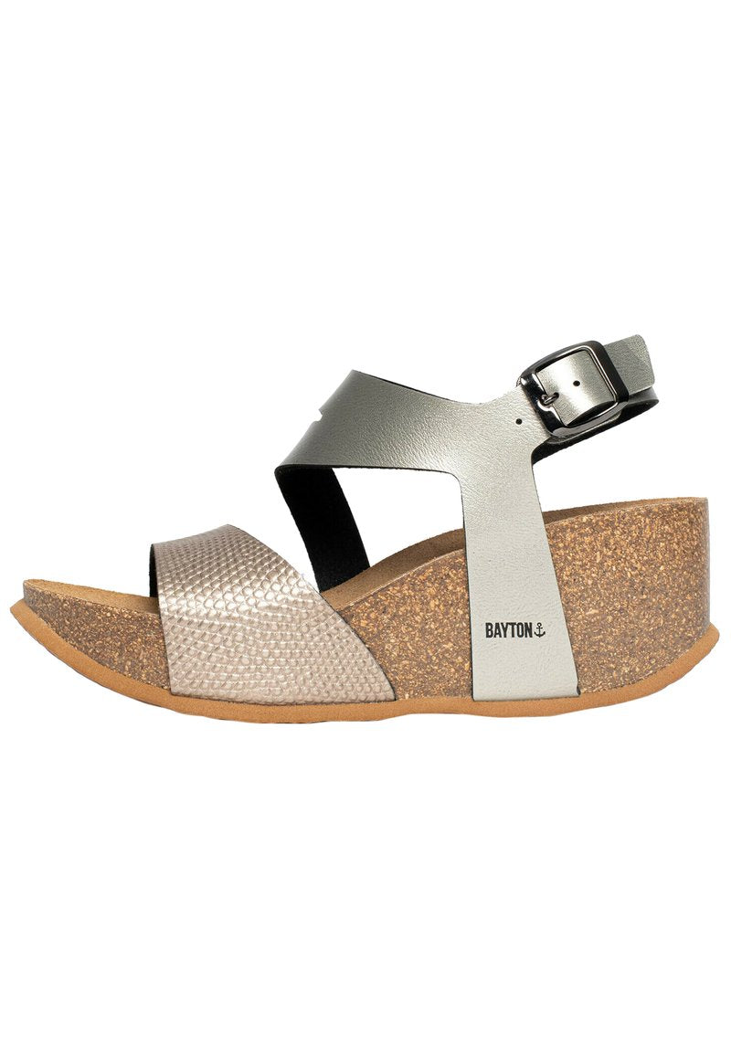 Damen Keilsandalen mit einem obermaterial aus silbernem Kunstleder, strukturiertem grauen Panel, Korkfußbett und verstellbarem Knöchelriemen.