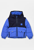 Blauer und dunkelblauer gefütterter Kapuzenjacke für Kinder mit Frontreißverschluss, zwei Klappentaschen, elastischen Bündchen und einem kleinen Logopatch auf der Brust.