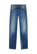 Dunkelblaue Denim-Jeans mit geradem Schnitt, subtiler Ausbleichung, Fünf-Taschen-Design und einem Metallknopfverschluss am Bund.
