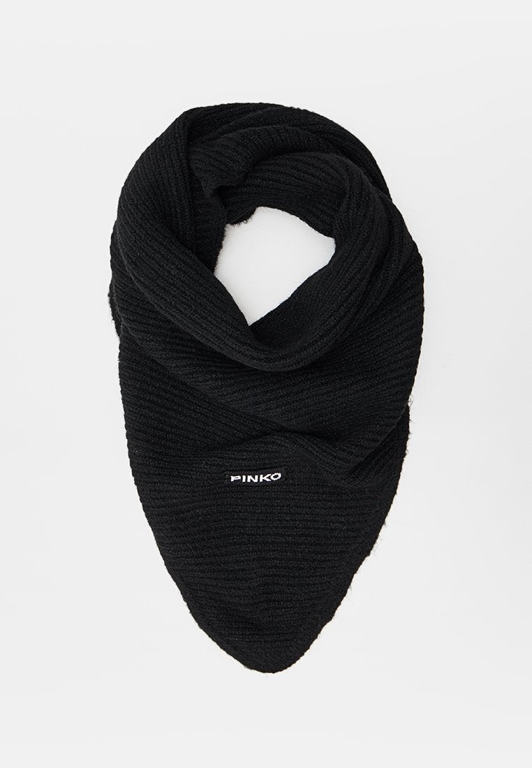Schwarzer, gerippter gestrickter dreieckiger Schal mit gefaltetem Design und kleinem "PINKO"-Logo in Weiß mittig auf der Vorderseite gestickt.