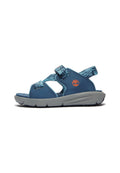 Blaue Sandale mit verstellbaren Riemen, grauer Sohle, strukturiertem Muster auf den Riemen und Logobetonung. Leichtes Design für Komfort und Unterstützung.