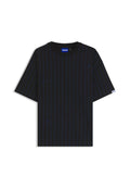 Schwarzes T-Shirt mit kurzen Ärmeln, dünnen vertikalen blauen Nadelstreifen und blauem "HUGO"-Etikett am Kragen und am Ärmelabschluss.