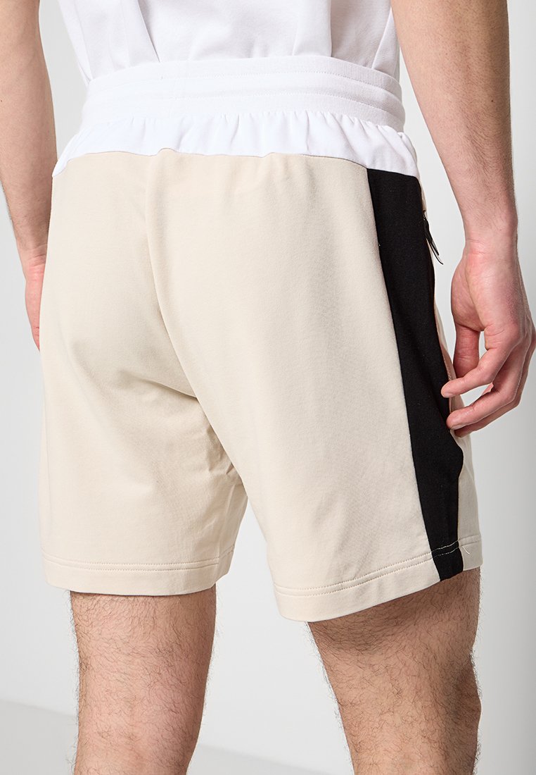 EA7 Emporio Armani Shorts Media 5