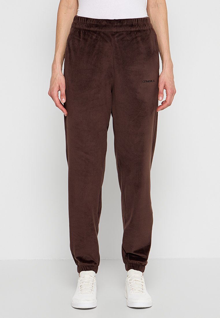 Braune Fleece-Jogginghosen mit elastischem Bund und abgefederten Knöcheln. Mit minimaler Markenkennzeichnung am Oberschenkel. Glatte Textur.