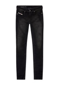 Schwarze Denim-Jeans mit schlanker Passform, ausgestattet mit fünf Taschen, einem Knopfverschluss und dezenten Ausbleichungen. Der Stoff hat eine glatte Textur.