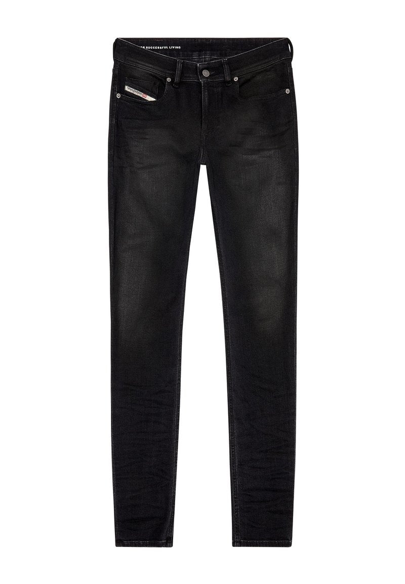 Schwarze Denim-Jeans mit schlanker Passform, ausgestattet mit fünf Taschen, einem Knopfverschluss und dezenten Ausbleichungen. Der Stoff hat eine glatte Textur.