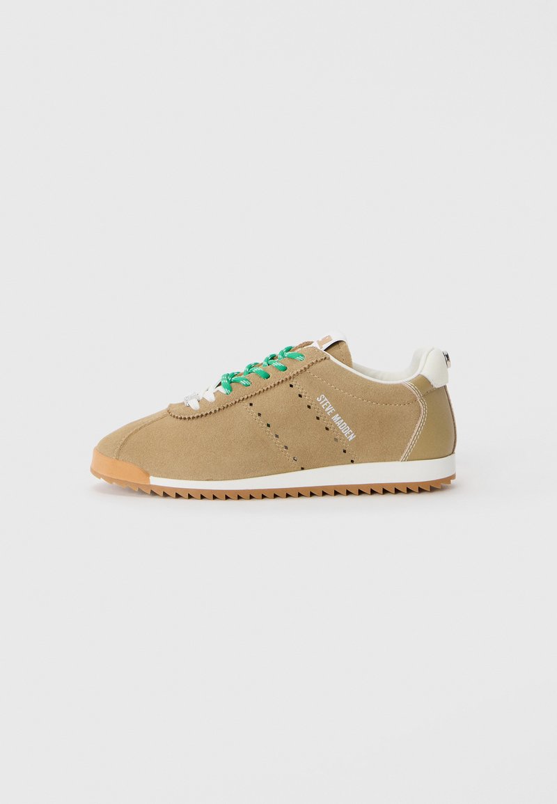 Beige Wildledersneaker mit grünen Schnürsenkeln, weißer Sohle und "Steve Madden"-Logo an der Seite, im Profil auf hellem Hintergrund dargestellt.