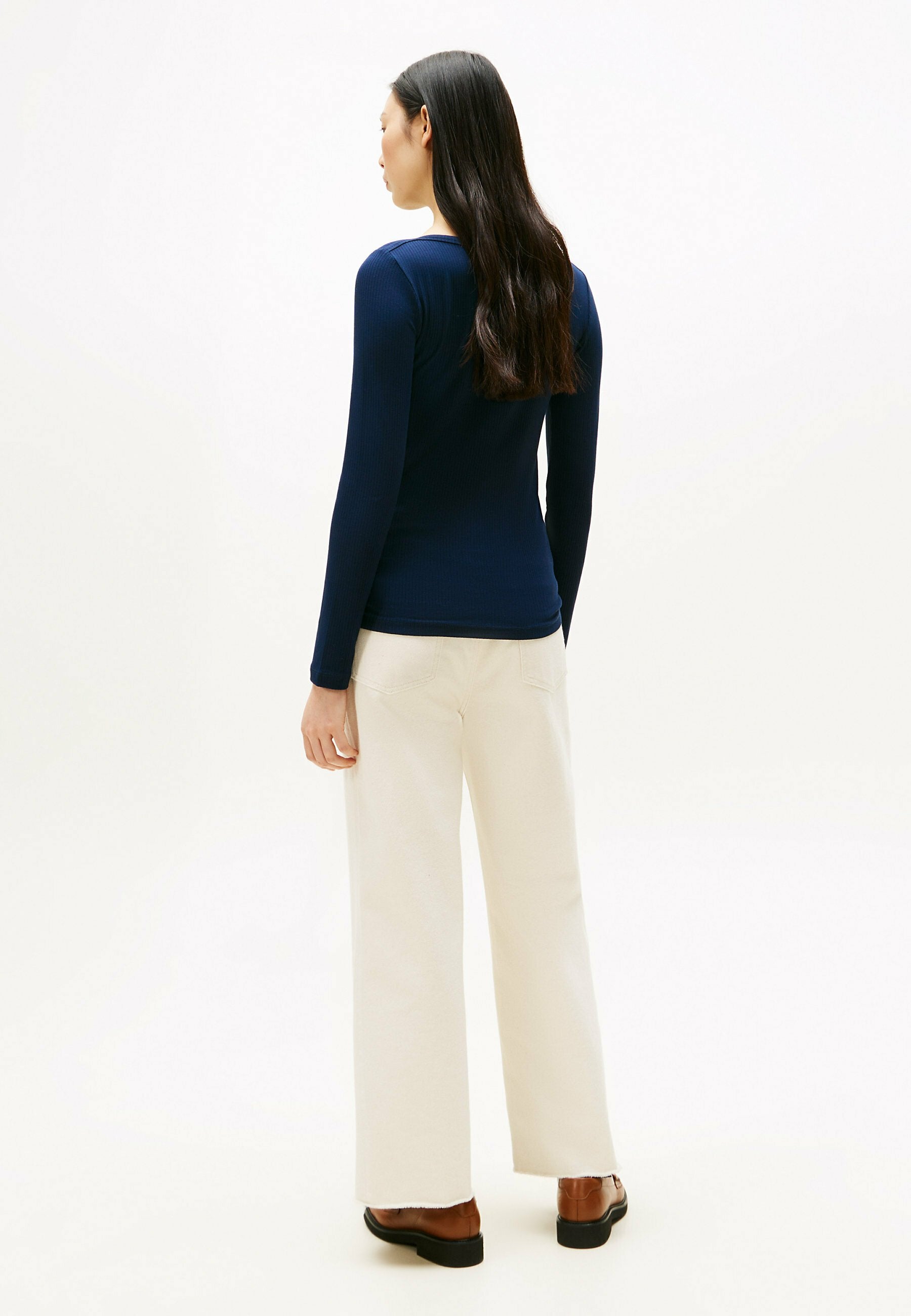 RIBBED SLIM BOAT NECK LONG SLEEVE T-SHIRT Media 4
