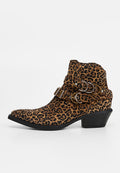 Knöchelhoher Stiefel mit Leopardenmuster aus gemustertem Wildleder, spitzer Zehenpartie, goldfarbenen Metallakzenten und einem gestapelten schwarzen Absatz.