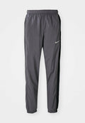 Nike Jogginghose aus leichtem Stoff in Dunkelgrau mit schwarzen Seitenpaneelen. Sie verfügt über einen elastischen Bund und ein reflektierendes Logo.