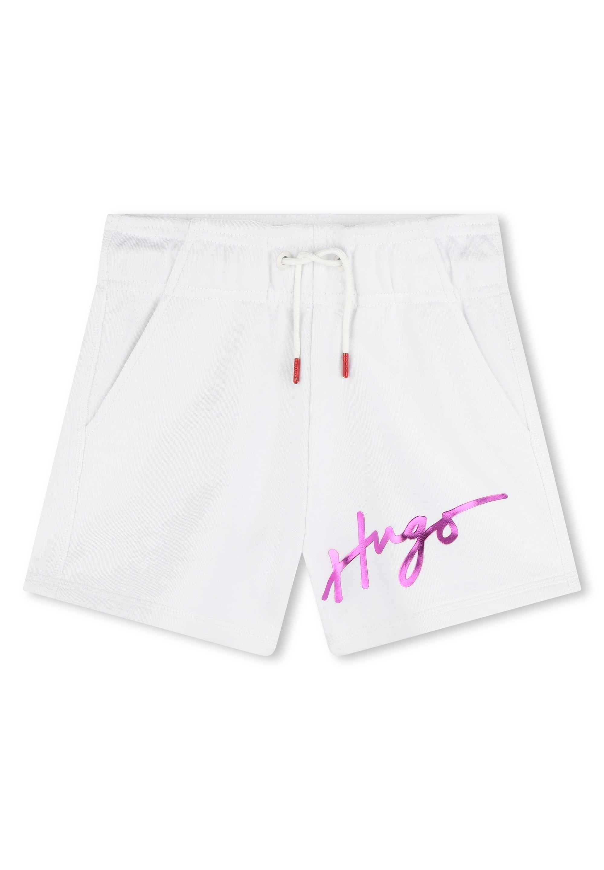 Weiße Baumwollshorts mit einem elastischen Bund, Kordelzugverschluss, zwei Seitentaschen und einem pinken reflektierenden "Hugo"-Logo auf der Vorderseite.