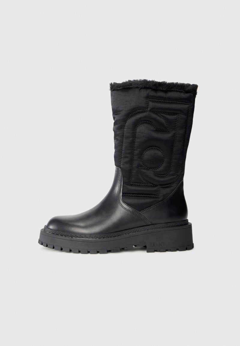 Schwarze Stiefel bis zur Mitte der Waden mit robuster Sohle, unterer Teil aus Leder, gestepptem Obermaterial mit genähtem Dekormuster und Fellbesatz am oberen Rand.