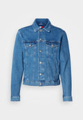 Blaue Jeansjacke mit klassischem Schnitt, zwei Brusttaschen, Knopfverschluss vorne und tonalem Steppmuster. Leichtes, lässiges Design.