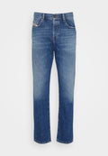 Blaue Jeans aus Denim mit geradem Bein, klassischem Fünf-Taschen-Design, Metallknopfverschluss und ausgewaschenen Details an den Säumen.