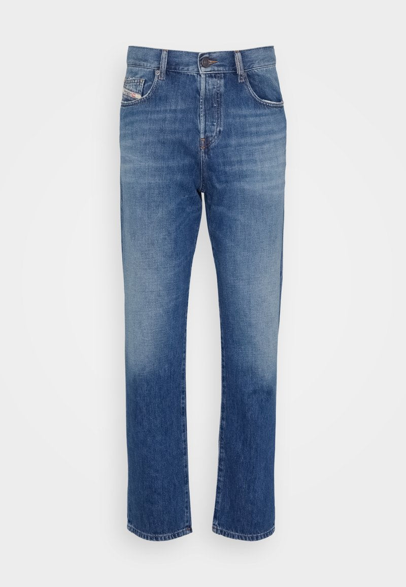Blaue Jeans aus Denim mit geradem Bein, klassischem Fünf-Taschen-Design, Metallknopfverschluss und ausgewaschenen Details an den Säumen.