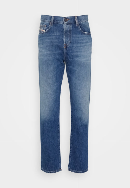 Blaue Jeans aus Denim mit geradem Bein, klassischem Fünf-Taschen-Design, Metallknopfverschluss und ausgewaschenen Details an den Säumen.