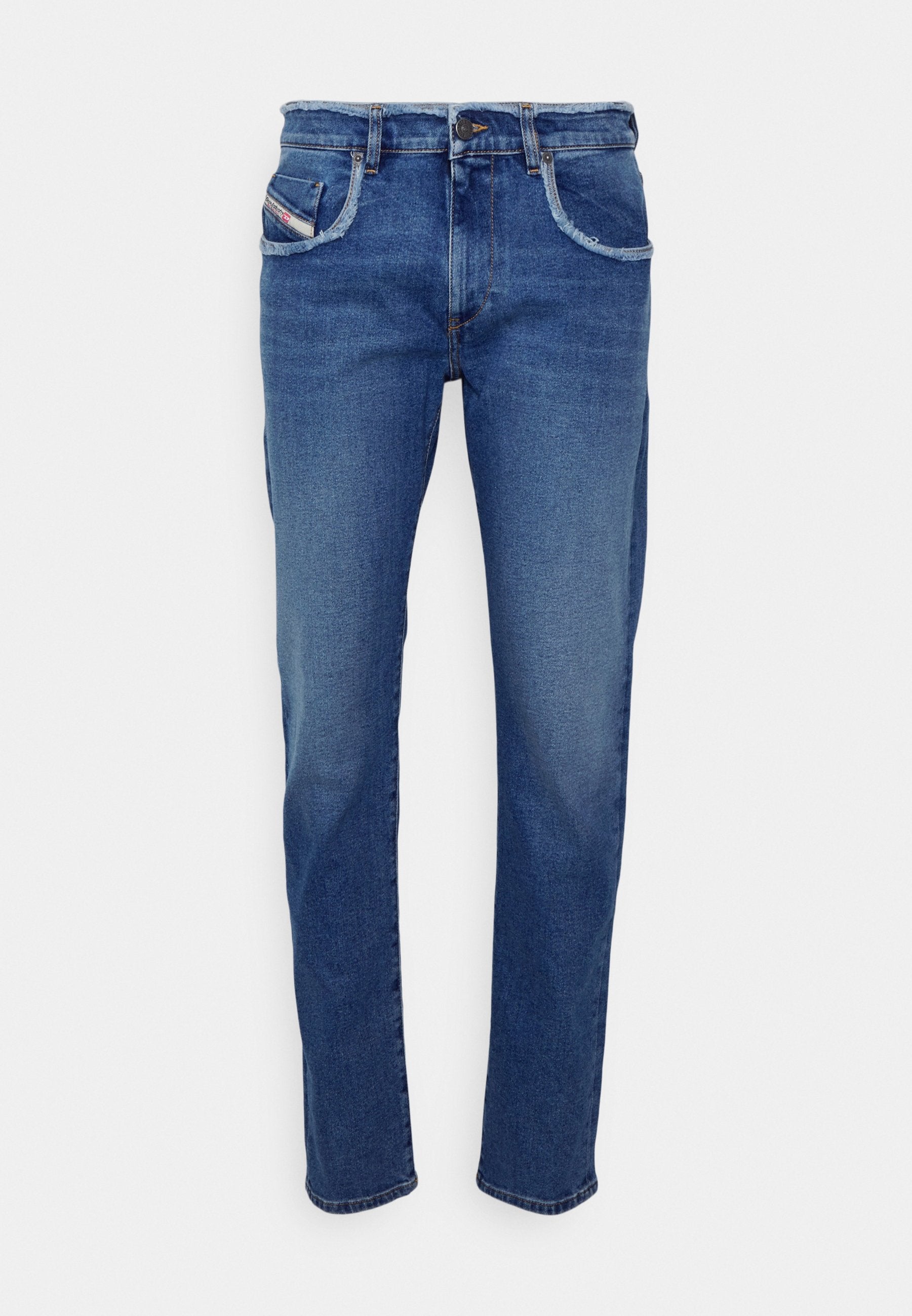 Herren Jeans in gerader Passform aus blauen Denim mit Knopf- und Reißverschluss, fünf Taschen und leichten Verblassungen an Oberschenkeln und Knien.