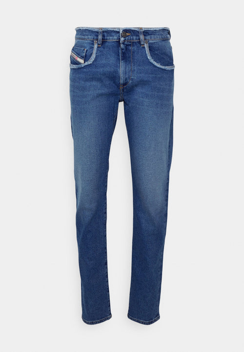 Herren Jeans in gerader Passform aus blauen Denim mit Knopf- und Reißverschluss, fünf Taschen und leichten Verblassungen an Oberschenkeln und Knien.