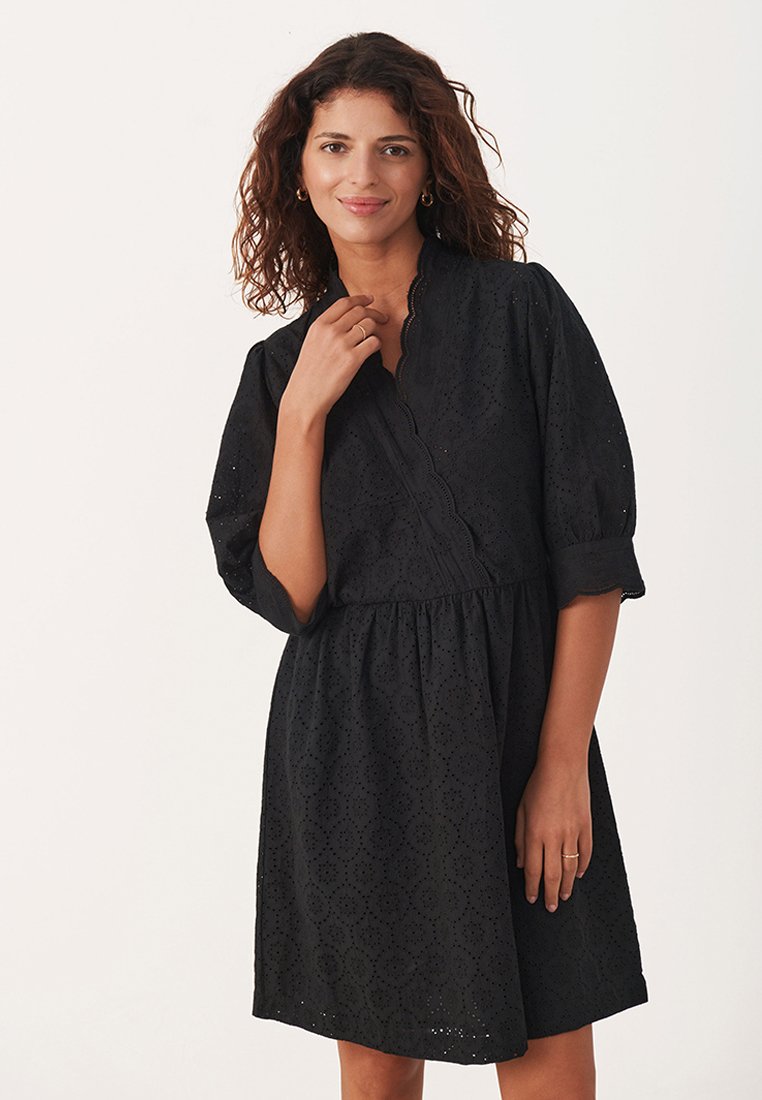Schwarzes Häkelkleid mit einem gewellten Ausschnitt, kurzen Puffärmeln und einem gerafften Bund. Verfügt über ein strukturiertes Muster und einen knielangen Saum.