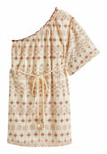 Cremiges, schulterfreies Kleid mit roten geometrischen Mustern, kurzen Ärmeln, elastischem Ausschnitt und Stoffbindegürtel in der Taille.