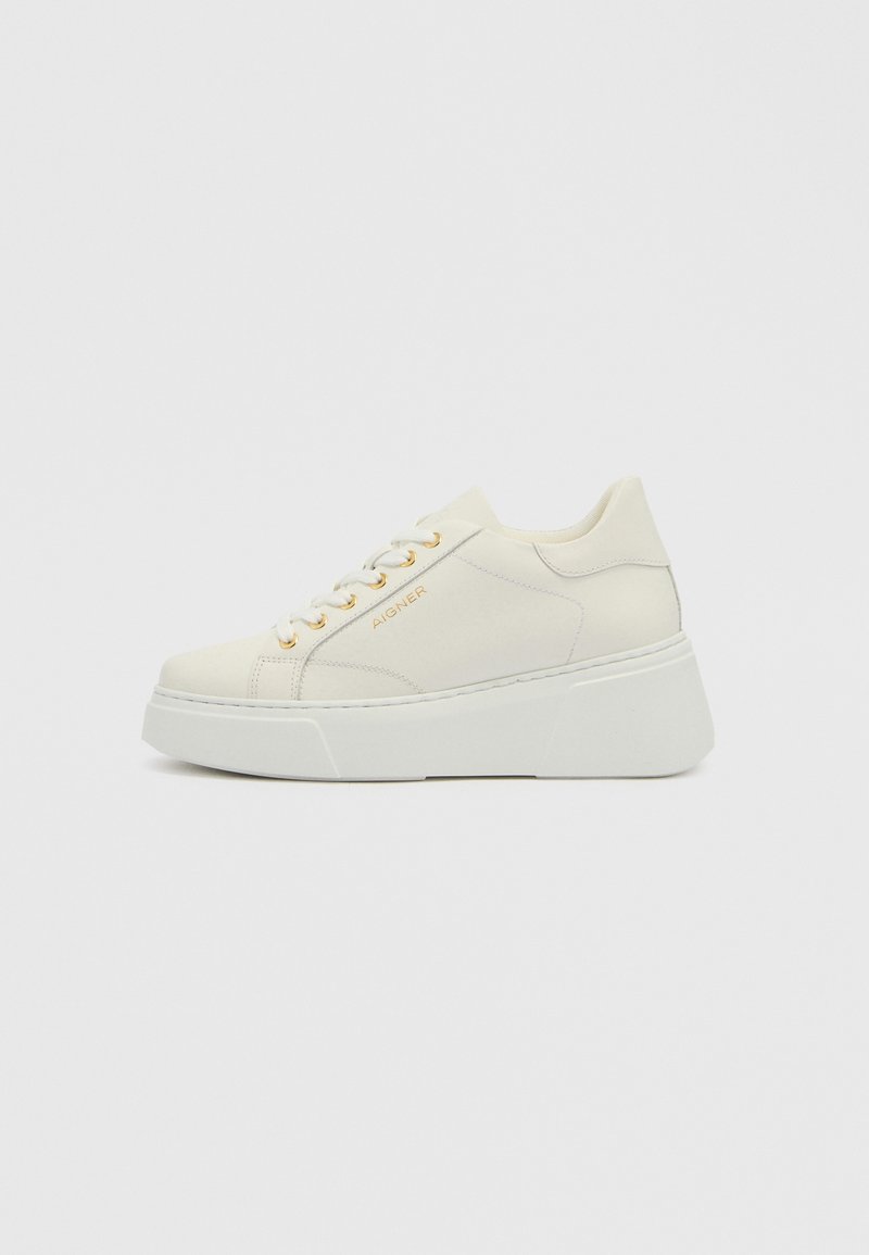 Weißer Plateau-Sneaker mit Schnürung, goldfarbenen Ösen und "AIGNER"-Logo in goldener Schrift an der Seite.