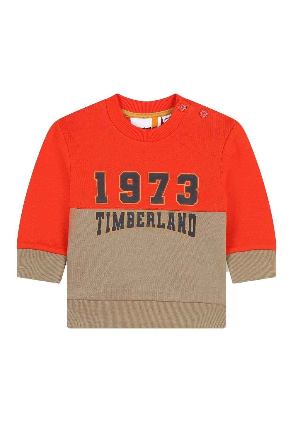 Roter und heller Pullover mit langen Ärmeln, rundem Ausschnitt und Knopfdetails an der Schulter. Mit der Aufschrift "1973 TIMBERLAND" in dunkler Schrift.