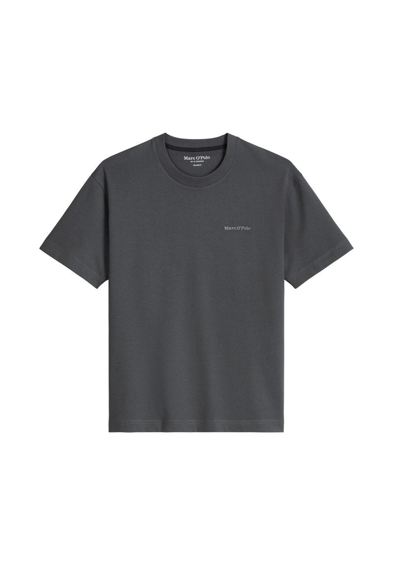 Dunkelgraues T-Shirt mit kurzen Ärmeln und Rundhalsausschnitt, mit kleinem "Marc O'Polo"-Logo auf der linken Brust.