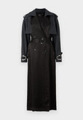 Langer schwarzer Trenchcoat mit doppelreihigem Design, Gürtel mit silbernem Zubehör und kontrastierenden Texturen an Ärmeln und Kragen.