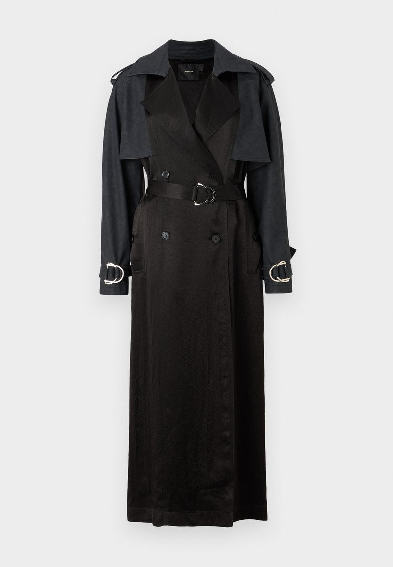 Langer schwarzer Trenchcoat mit doppelreihigem Design, Gürtel mit silbernem Zubehör und kontrastierenden Texturen an Ärmeln und Kragen.