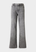 Graue High-Waist-Jeans mit weitem Bein, vorne mit Knopf- und Reißverschluss, Vordertaschen und sichtbarer Naht auf schlichtem Hintergrund.