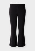 Schwarze, ausgestellte Hose aus glattem Stoff, mit tailliertem Bund, Taschen vorne und einem einzelnen Knopfverschluss.