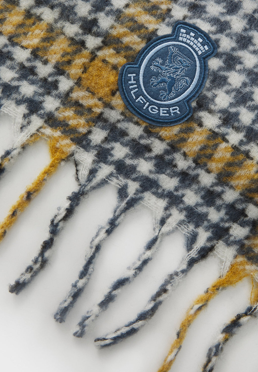 CREST FLUFFY SCARF Media 3