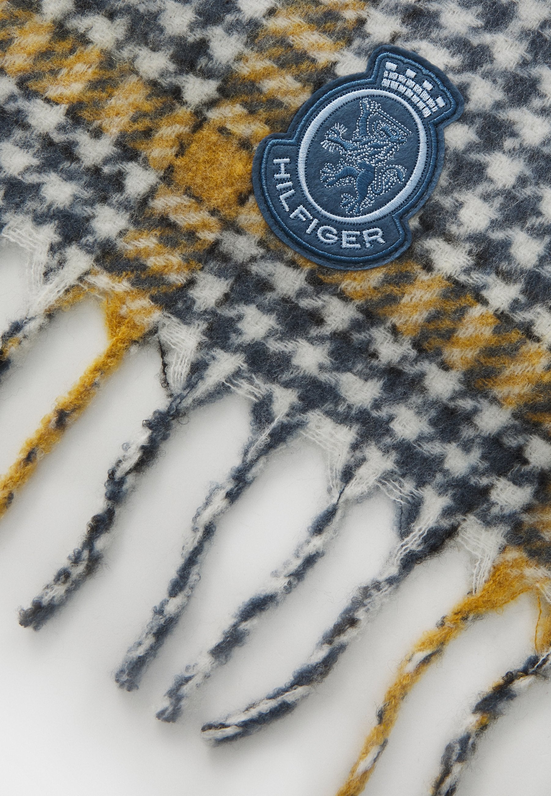 CREST FLUFFY SCARF Media 3