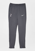 Graue Sportpants mit elastischem Bund, Seitentaschen, Nike-Logo und einem Spurs-Emblem auf dem linken Oberschenkel. Glattes, leichtes Material.