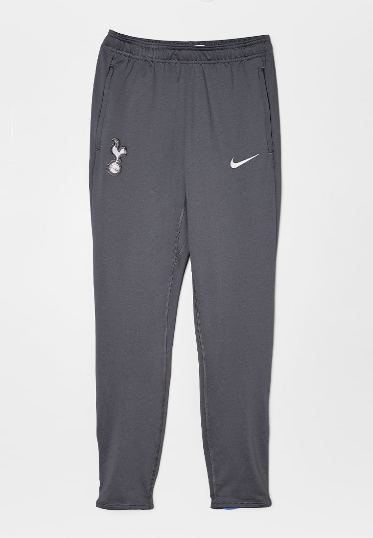 Graue Sportpants mit elastischem Bund, Seitentaschen, Nike-Logo und einem Spurs-Emblem auf dem linken Oberschenkel. Glattes, leichtes Material.