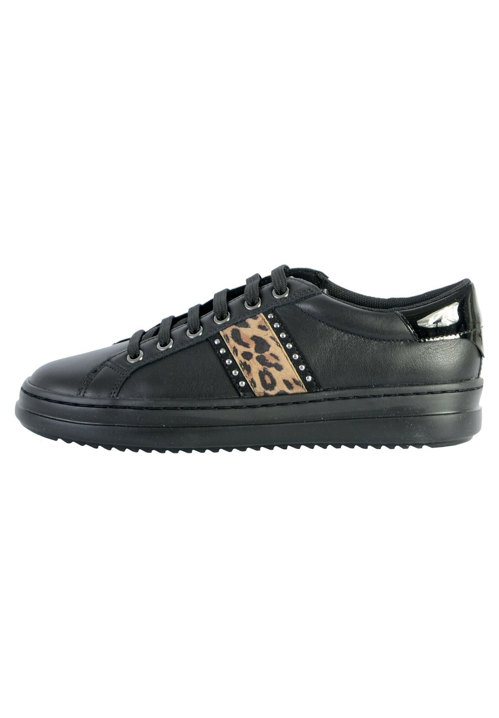 Schwarzer Sneaker mit glattem Lederfinish, Leopardenmuster auf der Seitenpartie, Metallelementen und Gummisohle mit strukturiertem Profil.