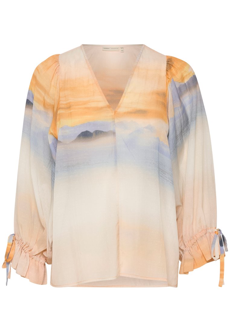 Leichtes, fließendes Blusenshirt mit V-Ausschnitt, das ein Farbverlauf-Design in Orange und Blau aufweist. Puffärmel mit elastischen Bündchen und Schleifen an den Handgelenken.