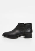 Schwarze Leder-Stiefelette mit einem strukturierten elastischen Band an der Oberseite, einer spitzen Zehenpartie und einem niedrigen Blockabsatz.