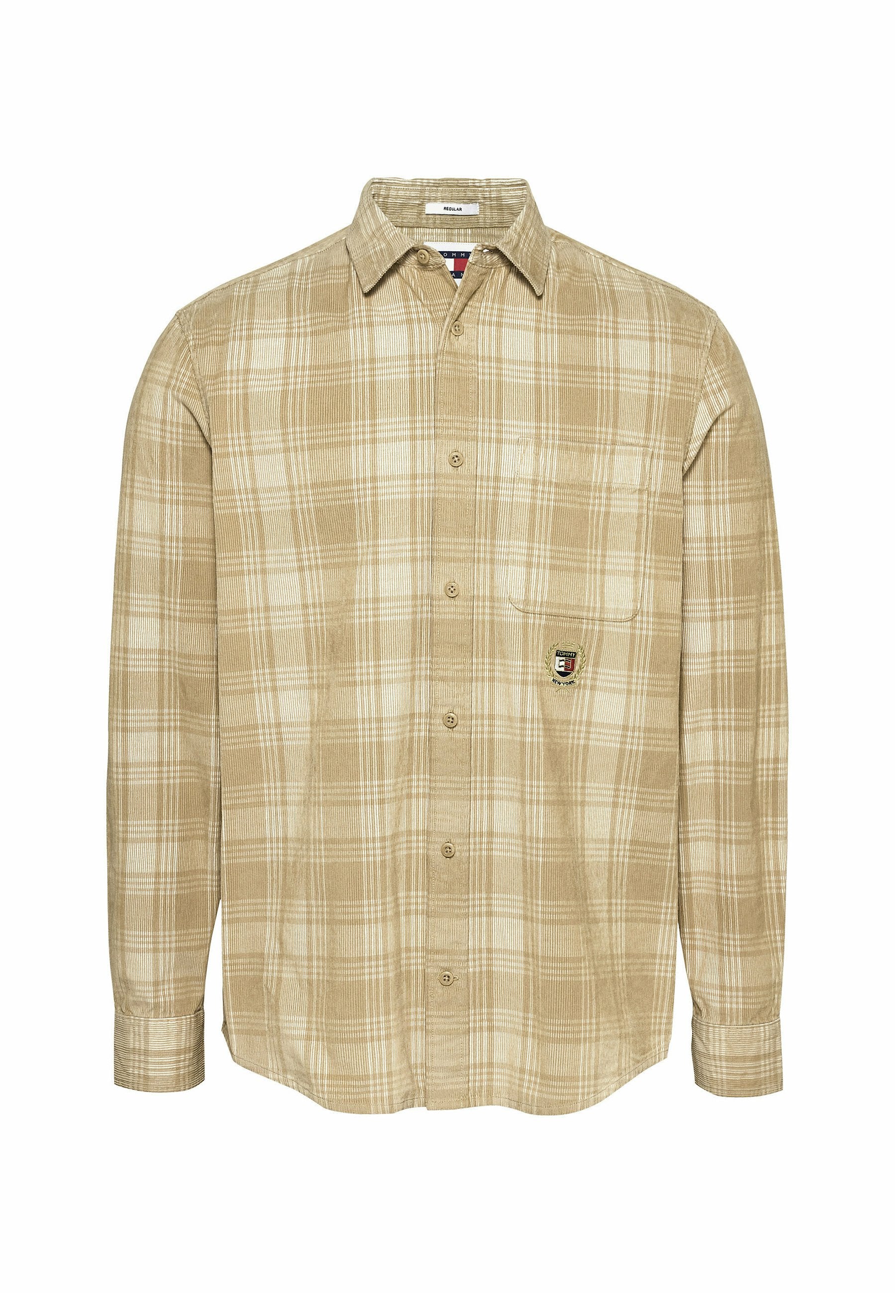 Beige kariertes Flanellhemd mit langen Ärmeln, einer knöpfbaren Vorderseite und einer Brusttasche mit einem gestickten Logo. Strukturierter Stoff.