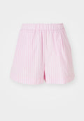 Hellrosa Shorts mit weißen vertikalen Streifen, verfügen über einen elastischen Bund und einen lockeren Schnitt, hergestellt aus weichem, leichtem Stoff.