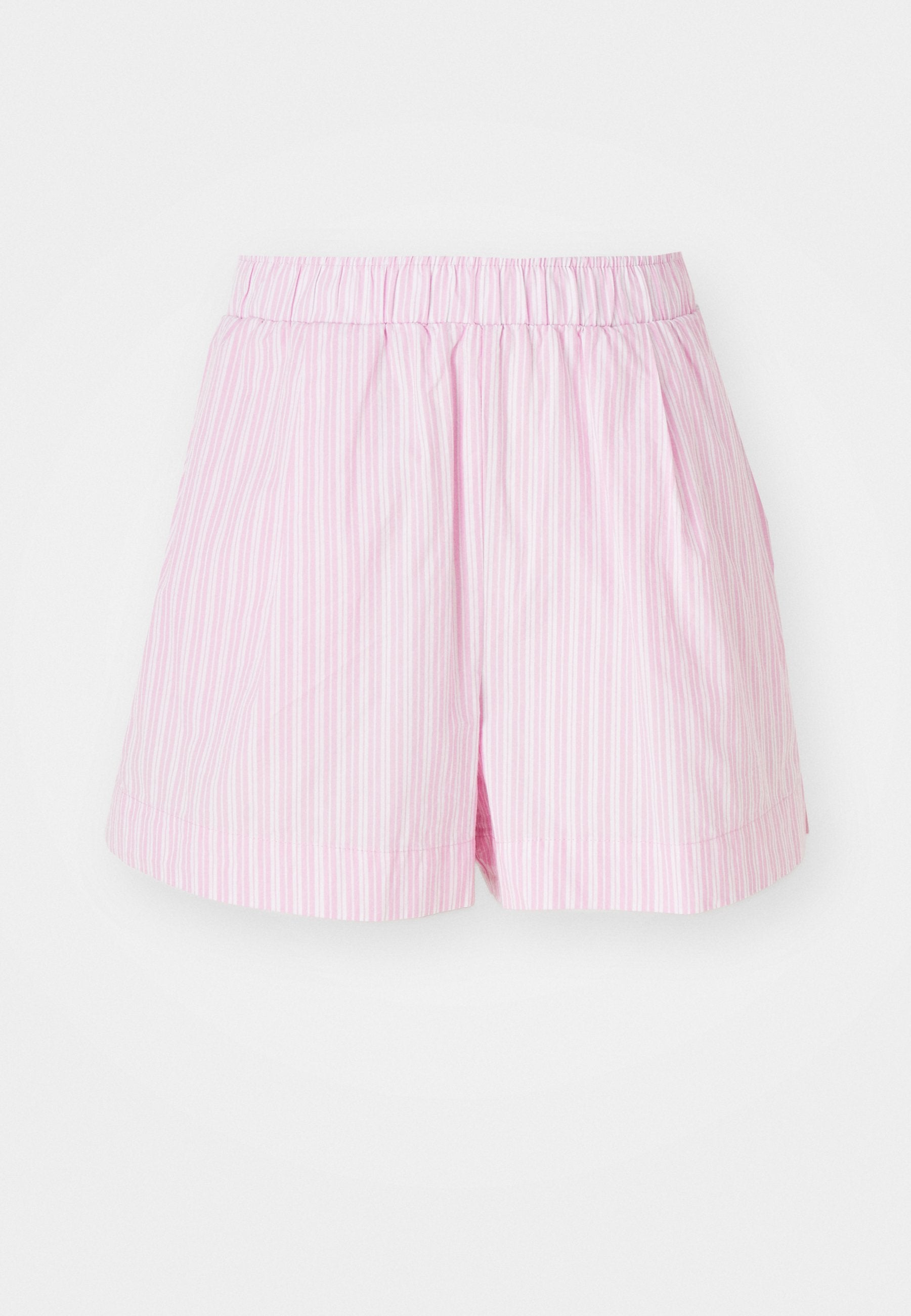 Hellrosa Shorts mit weißen vertikalen Streifen, verfügen über einen elastischen Bund und einen lockeren Schnitt, hergestellt aus weichem, leichtem Stoff.