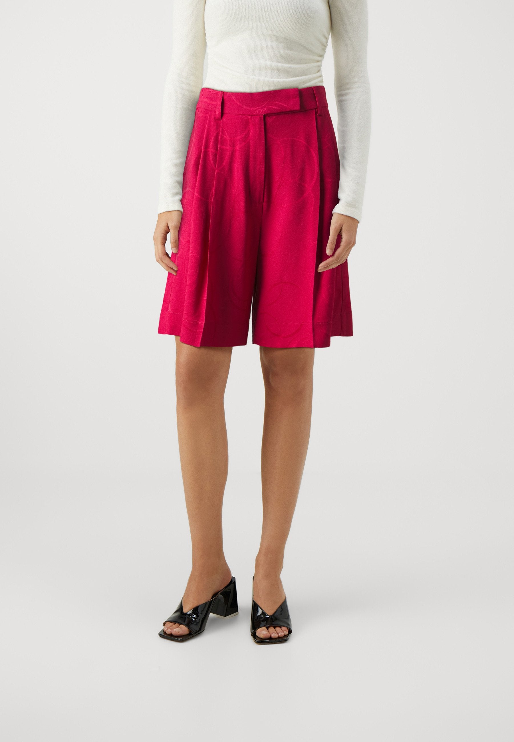 KARL LAGERFELD Shorts Media 3