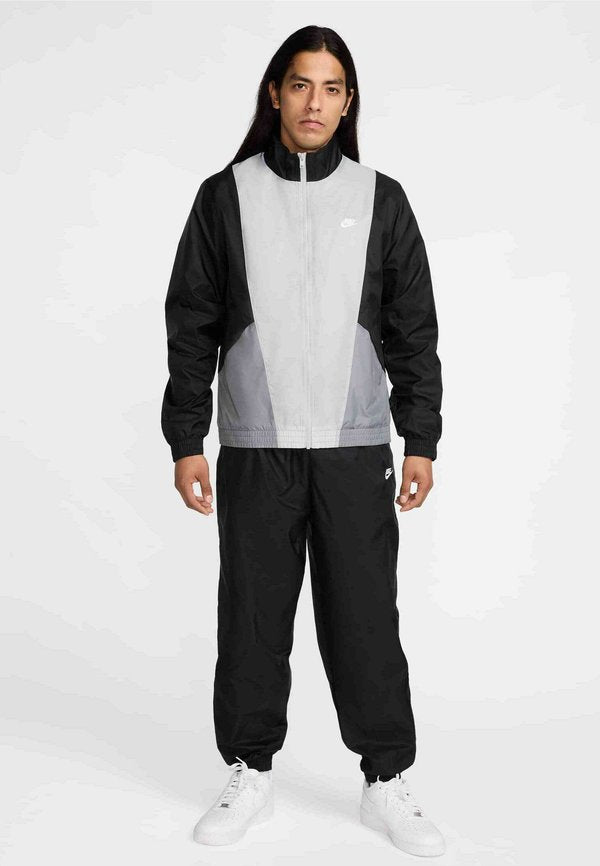 Nike Sportswear M NK CLUB WVN TRK SUIT SET - Tracksuit - black smoke grey light smoke grey white