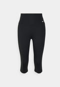 Schwarze Capri-Leggings mit hohem Bund, aus dehnbarem Material gefertigt. Verfügt über ein kleines weißes Logo auf der linken Hüfte. Glatte Textur, enganliegendes Design.