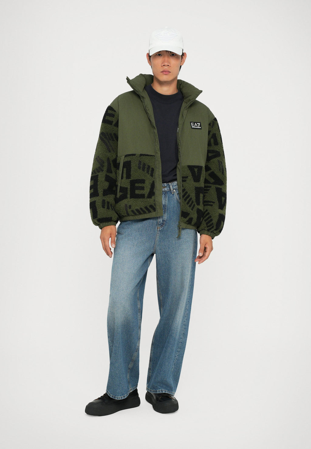 MOUNTAIN JACKET LOGO Media 2
