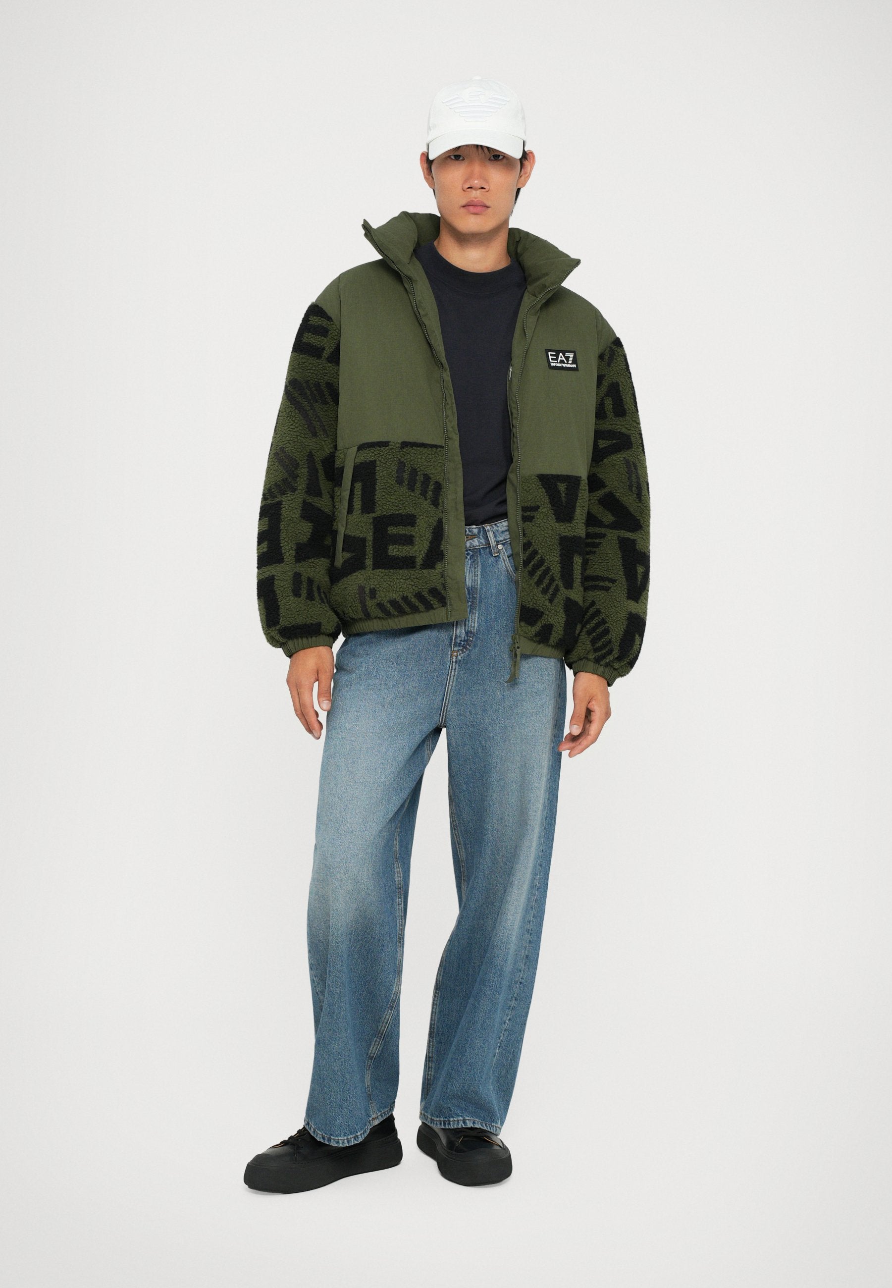 MOUNTAIN JACKET LOGO Media 2